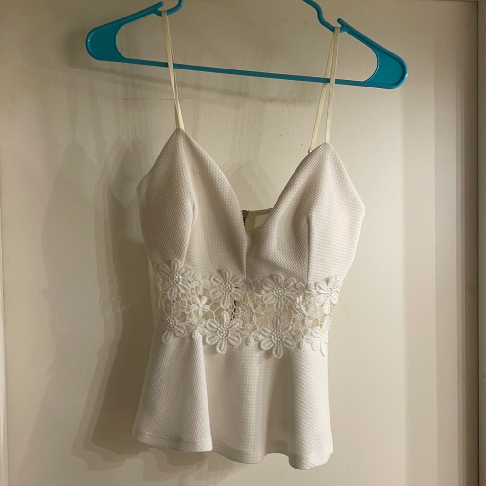 Adorable white lace top 💜